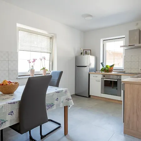 Apartma Anica Zirovnica